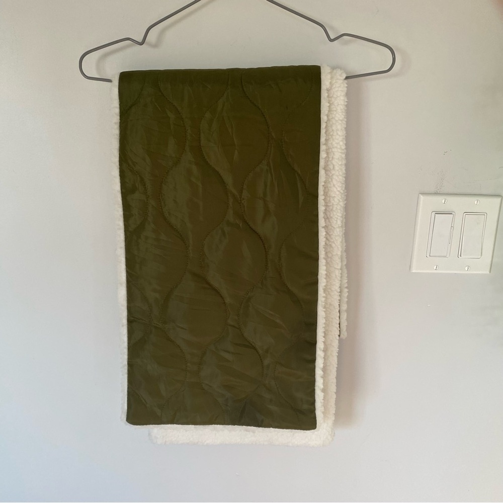 House of Harlow 1960 Green and White Scarf
